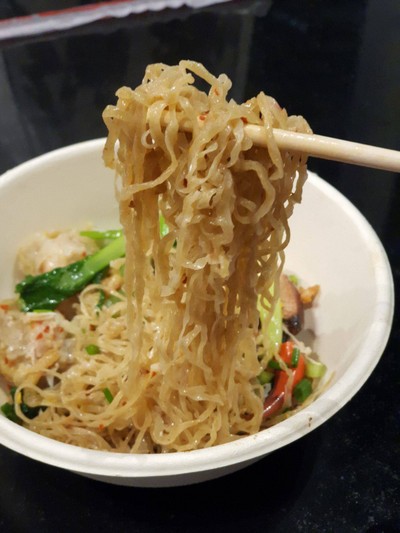 สว่าง บะหมี่เกี๊ยวกุ้งก้ามปู (MICHELIN GUIDE) sawang noodle สี่พระยา